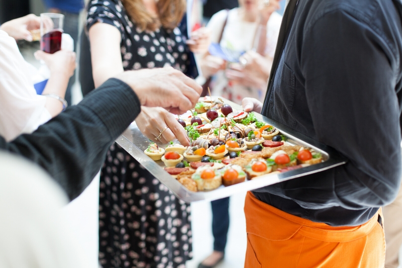 En quoi les activités de traiteur et de cuisinier sont-elles différentes ?