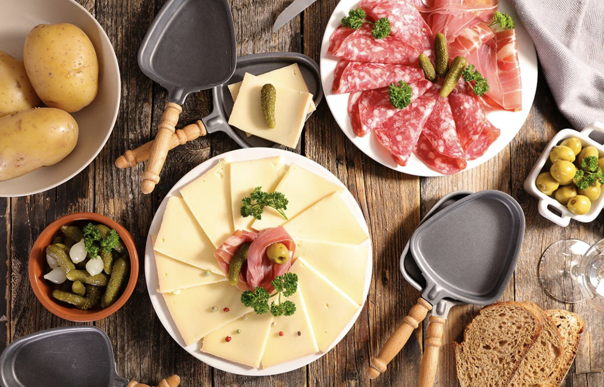 Comment organiser une bonne raclette entre amis pour l&rsquo;hiver ?